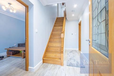 5 bedroom semi-detached house for sale, Boleyn Way, Hainault IG6
