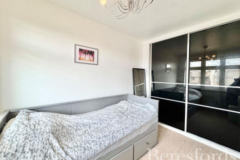 17 Flamingo Walk, Hornchurch, RM12 5QP