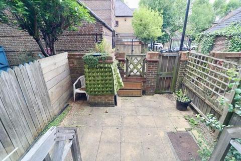 4 bedroom terraced house to rent, Greenland Quay, London, SE16 7RN