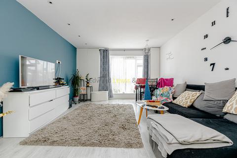 1 bedroom flat for sale, Pretoria Avenue, London E17