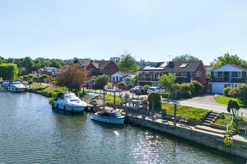 8 River Gardens, Purley On Thames, Reading, RG8 8BX