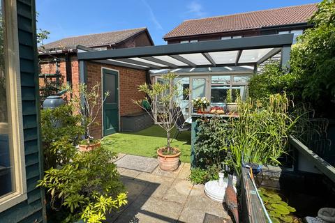 40 Cricketers Close, Hawkinge, Folkestone, CT18 7NH
