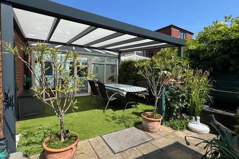 40 Cricketers Close, Hawkinge, Folkestone, CT18 7NH