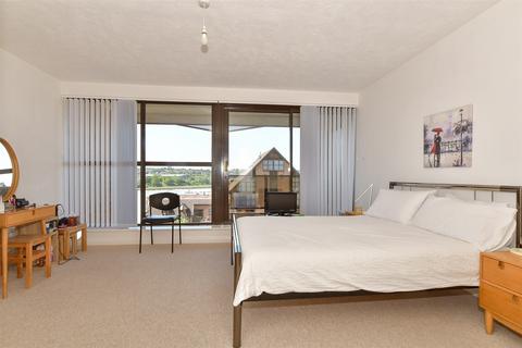 2 bedroom ground floor flat for sale, Esplanade, Esplanade, Rochester, Kent