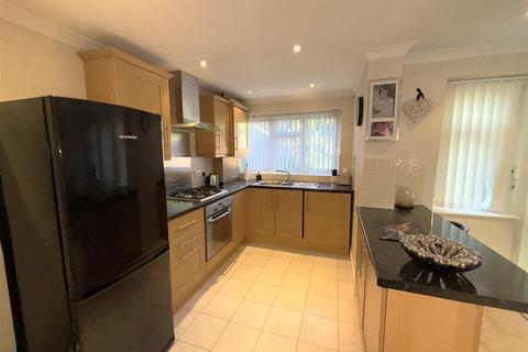2b Pickhurst Park, Bromley, BR2 0UF