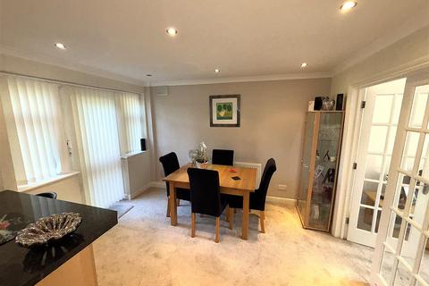 2b Pickhurst Park, Bromley, BR2 0UF