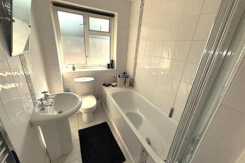 2b Pickhurst Park, Bromley, BR2 0UF