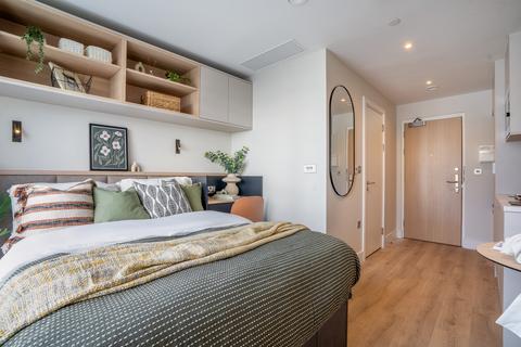 Studio to rent, The Mall