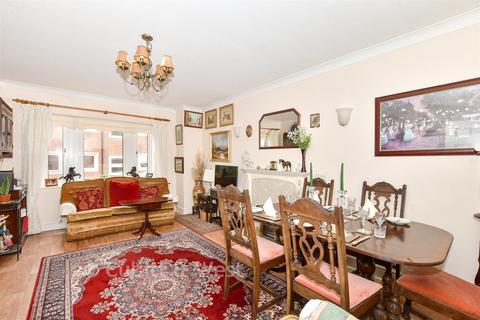 2 bedroom flat for sale, Ashfields, Reigate RH2