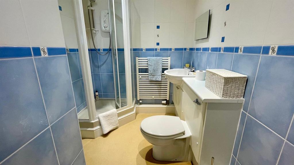 En suite tiled 3 piece shower room