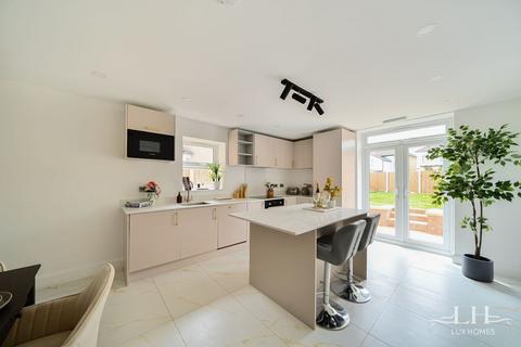 4 bedroom semi-detached house for sale, Brooklands Road, Romford