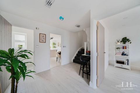 47 Brooklands Road, Romford, RM7 7EB