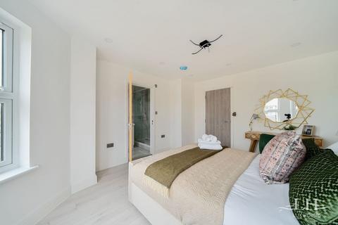 47 Brooklands Road, Romford, RM7 7EB