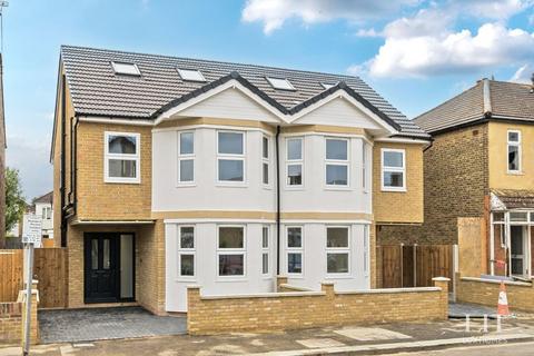 4 bedroom semi-detached house for sale, Brooklands Road, Romford