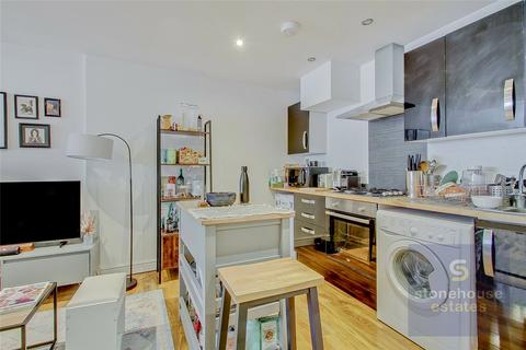 Studio to rent, Junction Road, London, N19