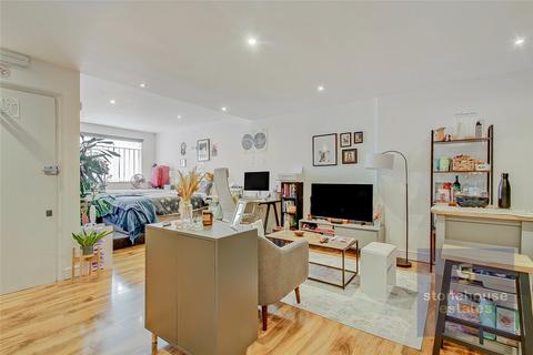 Studio to rent, Junction Road, London, N19