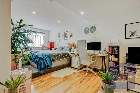 Studio to rent, Junction Road, London, N19