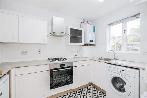 3 bedroom end of terrace house to rent, Bryony Close, Loughton