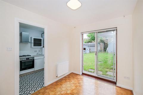 3 bedroom end of terrace house to rent, Bryony Close, Loughton