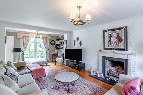 Raven House Chamberlaines, Harpenden, AL5 3PW
