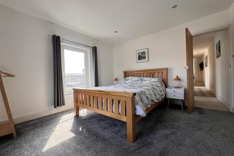 3 bedroom flat for sale, Arctic Road, Cowes