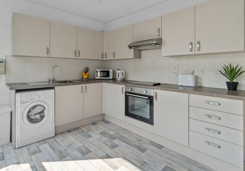 Kitchen 2.jpg