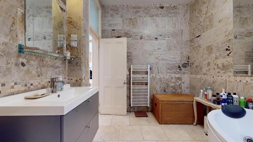 65 SMMfamilybathroom3.jpg