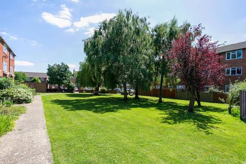 2 bedroom flat to rent, Moat Close, Bushey, WD23, Bushey, WD23