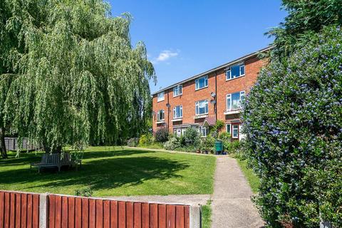 2 bedroom flat to rent, Moat Close, Bushey, WD23, Bushey, WD23