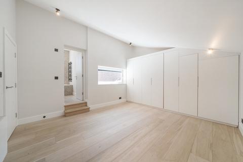 4 Copperbeech Close, London, NW3 5RB