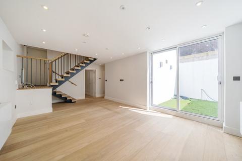 4 Copperbeech Close, London, NW3 5RB