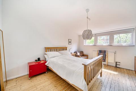 3 bedroom maisonette for sale, Hooks Close, London