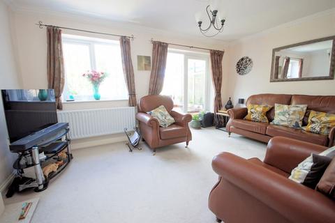 3 bedroom semi-detached house for sale, Seathrift Close, Lee-On-The-Solent, PO13