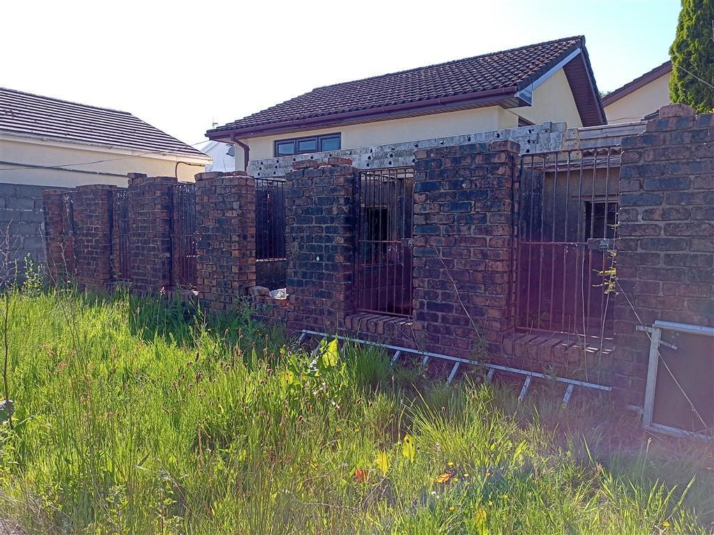 Six Dog Kennels