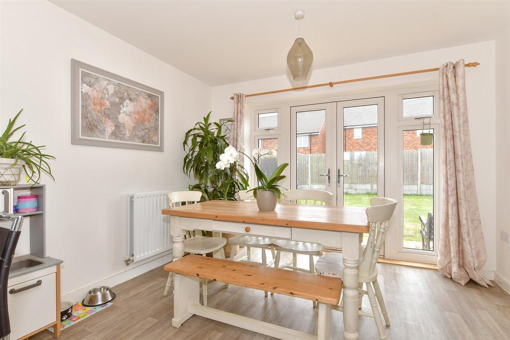 Kitchen/ Dining Room
