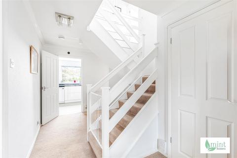 2 Highfield Close, West Byfleet, KT14 6QR