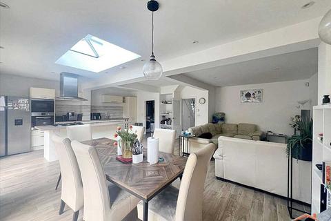 4 bedroom semi-detached house for sale, Drummond Drive, Stanmore