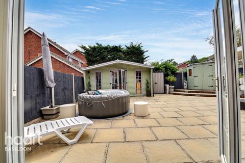 14 Aylesbury Drive, Langdon Hills, Basildon, SS16 6UL