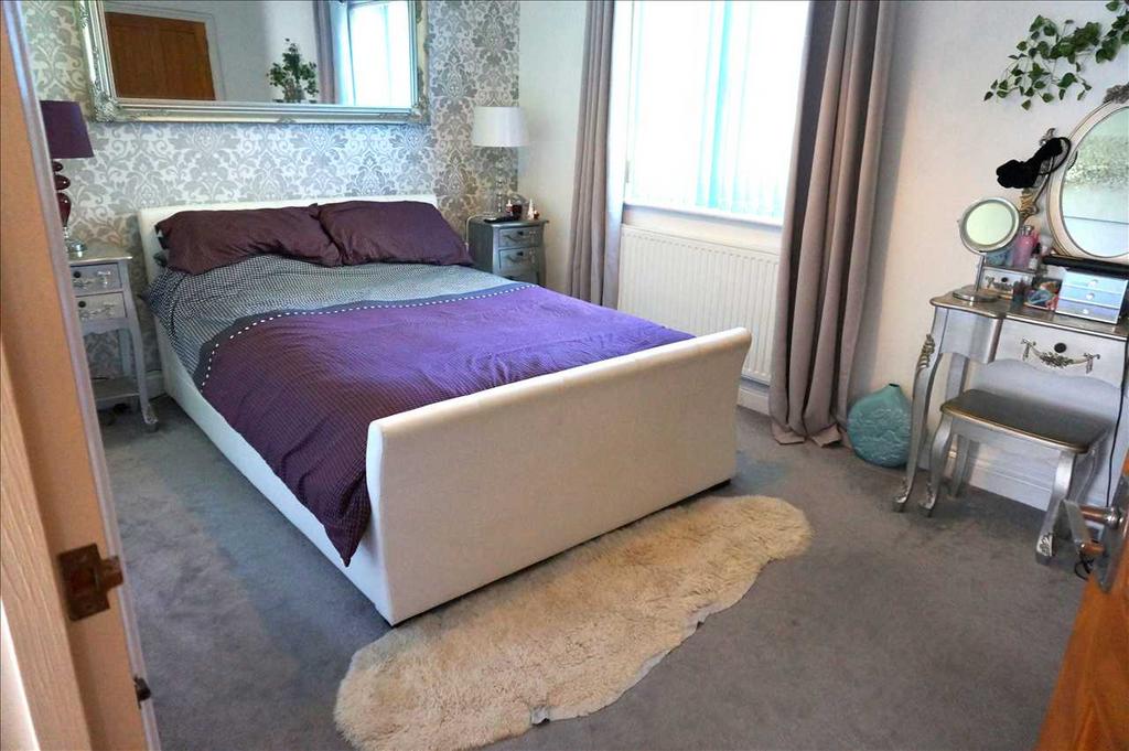 Back bedroom 1 :