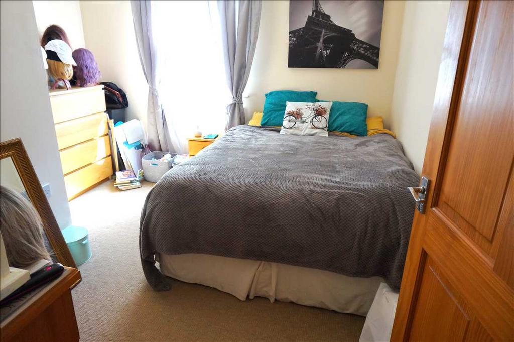 Front bedroom 3 :