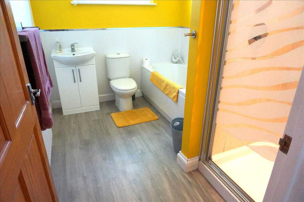 Family bathroom :