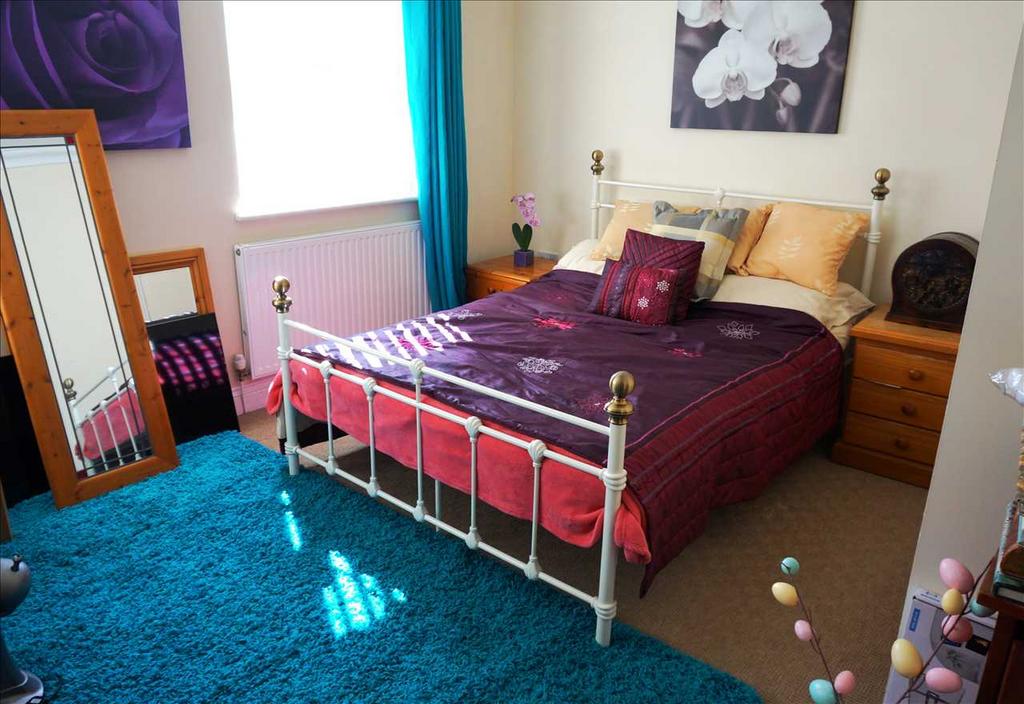 Front bedroom 2 :