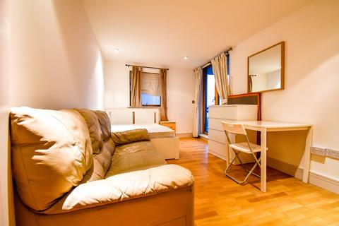 3 bedroom apartment to rent, Nova Building, London E14