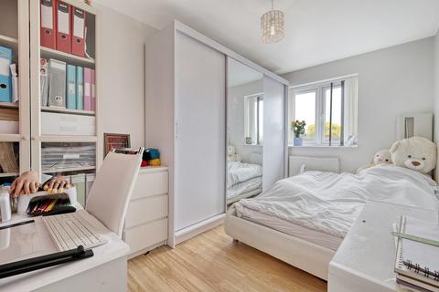 4 bedroom semi-detached house for sale, Lodge Lane, Collier Row, RM5