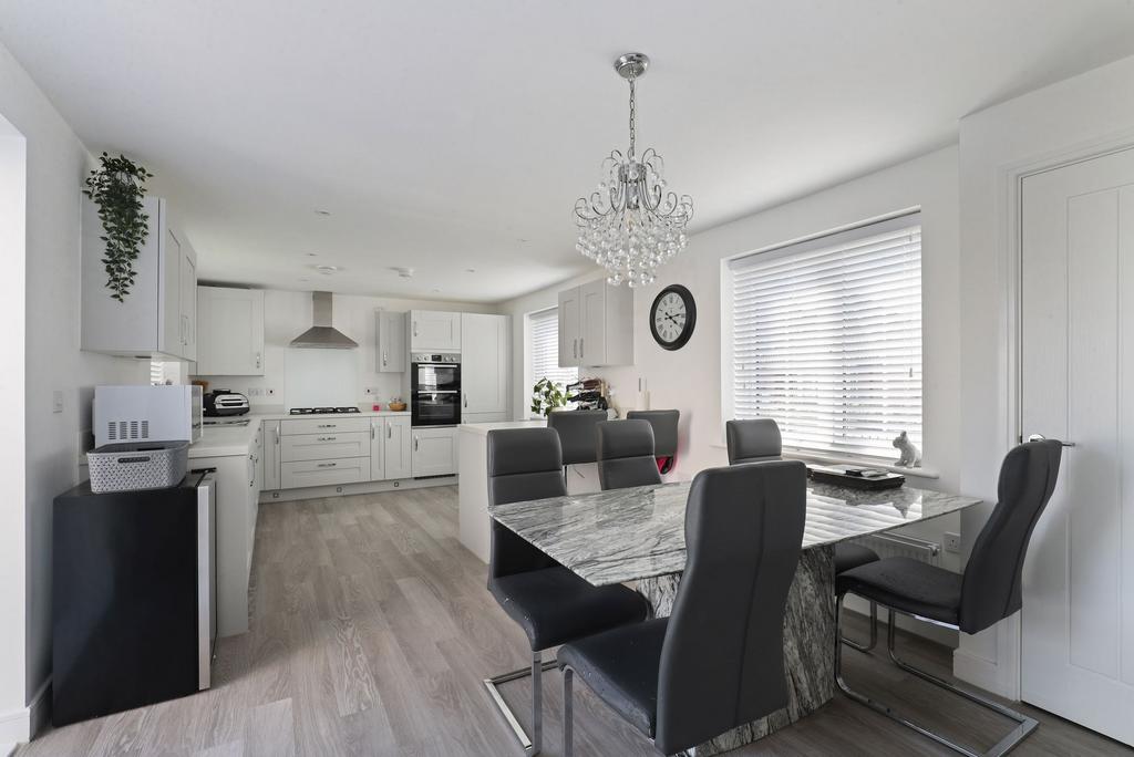 Kitchen/ Dining Room