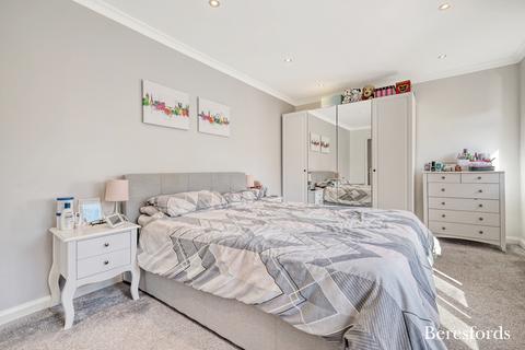 3 bedroom terraced house for sale, Ravensbourne Crescent, Romford, RM3