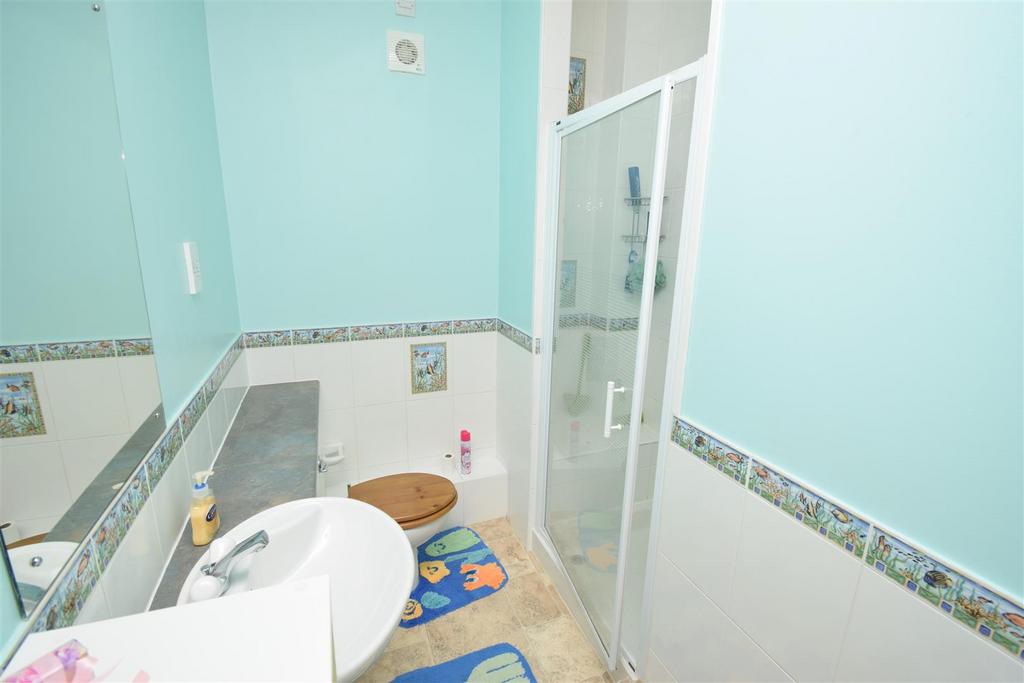 En suite shower room (2).jpg