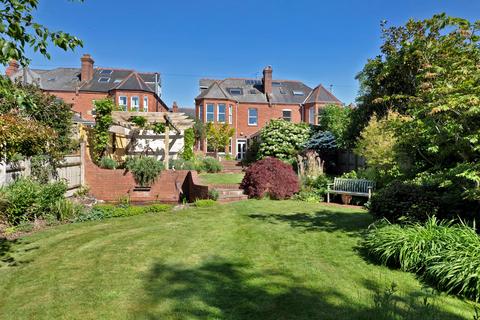 5 bedroom semi-detached house for sale