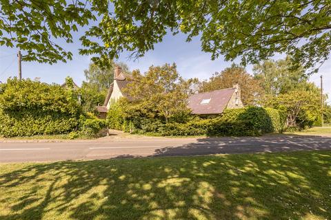5 bedroom detached house for sale, Northampton Road, Weston-On-The-Green