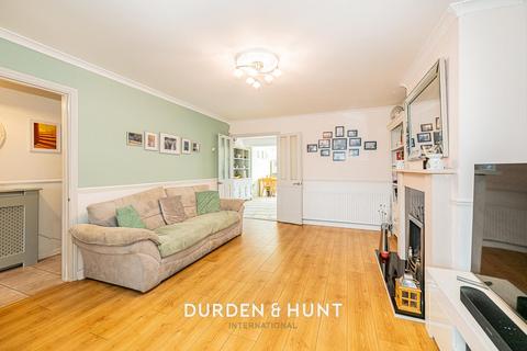17 Flamingo Walk, Hornchurch, RM12 5QP